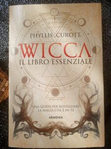 Phyllis Curott, Wicca il libro essenziale, un altro dei punti di partenza che consiglio per iniziare lo studio dell'esoterismo, l'Arte come la chiamano in molti